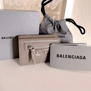 BALENCIAGA Neo classic mini wallet in gray grained calfskin.